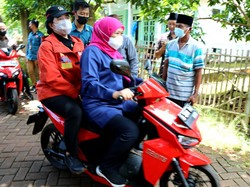 Kala Khofifah Bonceng Puan Naik Motor Merah Keliling Pulau Gili Iyang