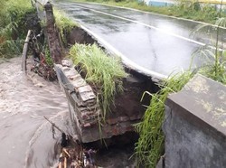 Fondasi Jembatan Kadirejo Ambrol, Jalur Klaten-Karanganom Putus