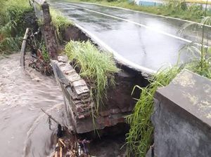 Fondasi Jembatan Kadirejo Ambrol, Jalur Klaten-Karanganom Putus Fondasi Jembatan Kadirejo Ambrol, Jalur Klaten-Karanganom Putus