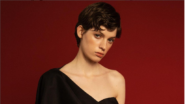 7 Foto Model Ukraina yang Viral Memaki Putin karena Tak Bisa Pulang