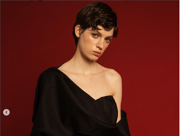 7 Foto Model Ukraina yang Viral Memaki Putin karena Tak Bisa Pulang