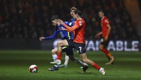Anak asuh Thomas Tuchel lebih terlihat santai setelah memimpin. Mereka dengan asyik mempertahankan penguasaan bola, tanpa harus memaksakan untuk menembus kotak penalti lawan. Tak ada gol tambahan sampai laga tuntas. Chelsea melaju ke perempatfinal setelah mengalahkan Luton 3-2.