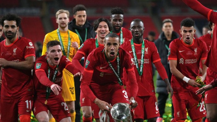 LONDON, ENGLAND - FEBRUARY 27: Fabinho of Liverpool celebrates with The Carabao Cup trophy following their sides victory during the Carabao Cup Final match between Chelsea and Liverpool at Wembley Stadium on February 27, 2022 in London, England. (Photo by Michael Regan/Getty Images)
