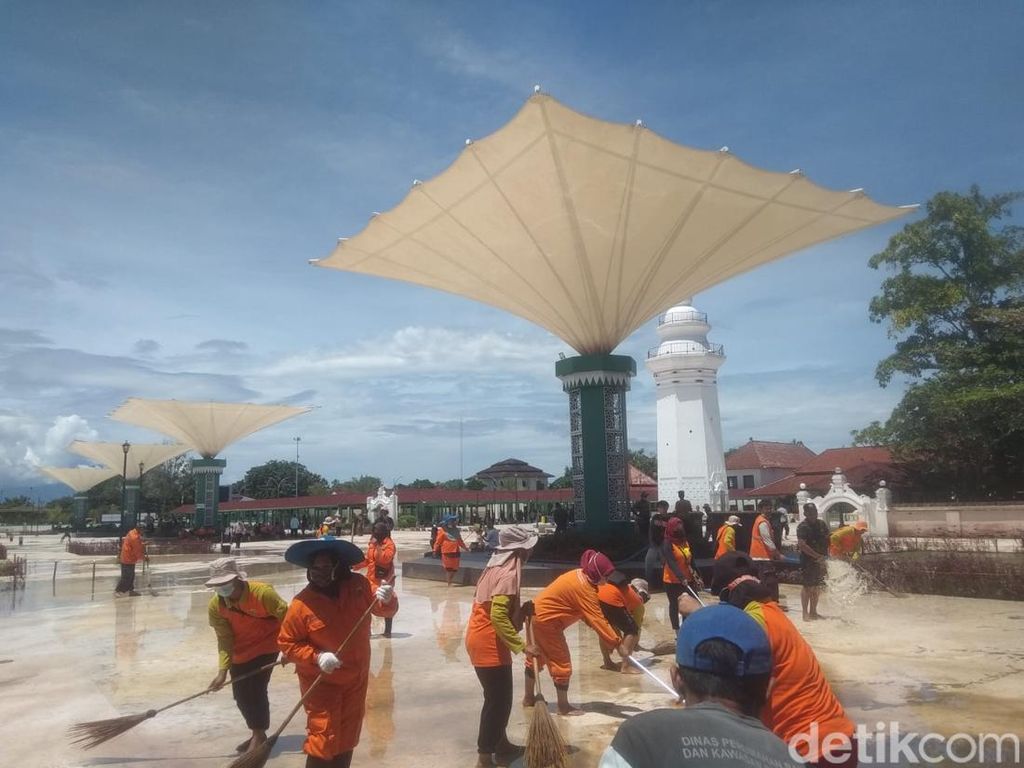 Banjir Surut, Relawan-Petugas Bersihkan Masjid Agung Banten