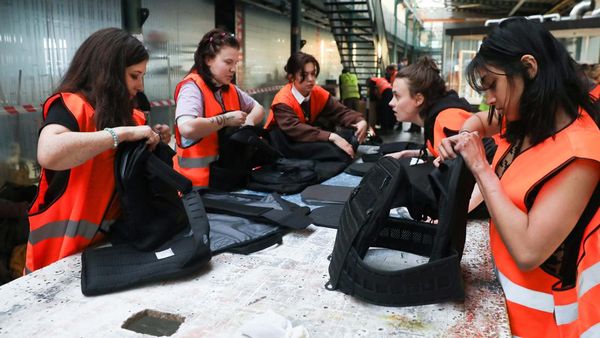 Melihat Perakitan Rompi Antipeluru untuk Ukraina