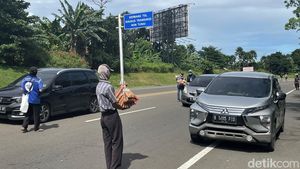 Memburu Rezeki di Jalur Menuju Puncak Saat Libur Nyepi