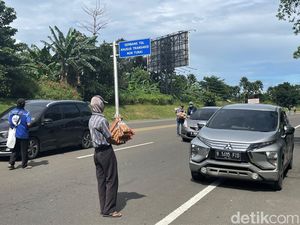 Memburu Rezeki di Jalur Menuju Puncak Saat Libur Nyepi Memburu Rezeki di Jalur Menuju Puncak Saat Libur Nyepi