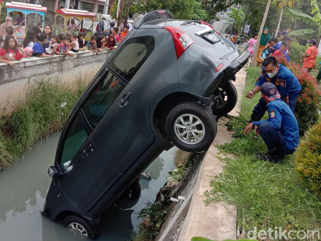 Pemilik Lupa Tarik Rem Tangan, Mobil Nyebur ke Kali di Bekasi