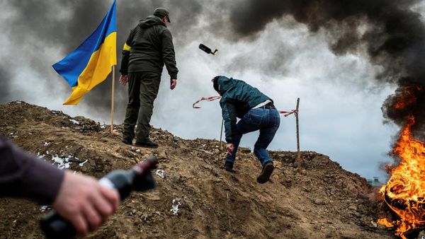 Momen Warga Sipil Ukraina Berlatih Lempar Bom Molotov