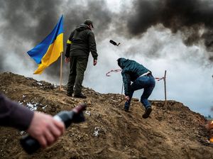 Momen Warga Sipil Ukraina Berlatih Lempar Bom Molotov