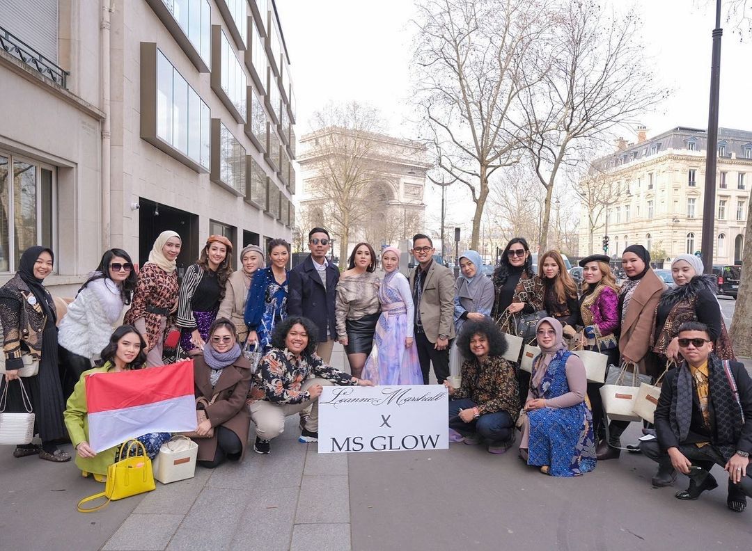 Romobongan artis memakai batik di Paris