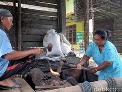 Ibu Ini Puluhan Tahun Jadi Pandai Besi, Didik 4 Anaknya hingga Kuliah