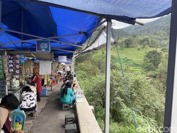 Macet Abadi Puncak Tak Bikin Pedagang Untung