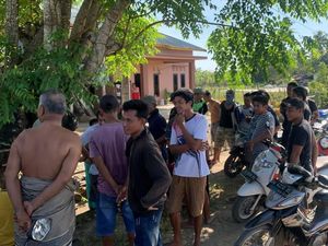Nakes Gadungan Rampas Kalung Emas di Leher Nenek di Wajo Diamuk Massa Nakes Gadungan Rampas Kalung Emas di Leher Nenek di Wajo Diamuk Massa