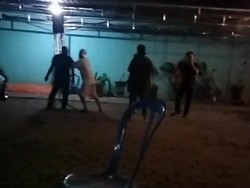 Viral Perkelahian Dua Pria di Parkiran Karaoke Kota Madiun