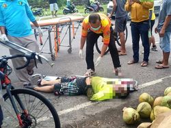 Pesepeda Ambruk-Meninggal di Dekat Tanggul Lumpur Sidoarjo Warga Surabaya