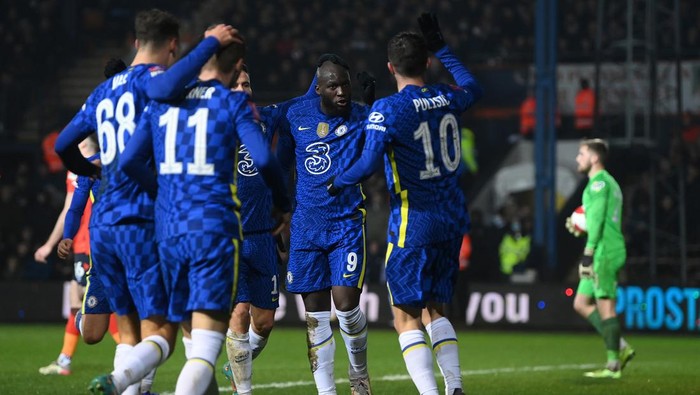 LUTON, ENGLAND - MARCH 02: Romelu Lukaku of Chelsea celebrates with teammates after scoring their teams third goal during the Emirates FA Cup Fifth Round match between Luton Town and Chelsea at Kenilworth Road on March 02, 2022 in Luton, England. (Photo by Michael Regan/Getty Images)