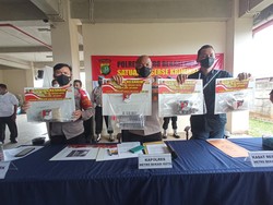 Terbongkar Pabrik Miras Oplosan Gegara Bau Menyengat dari Selokan