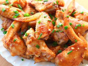 3 Resep Sayap Ayam Panggang yang Berbumbu Manis Gurih dan Pedas 3 Resep Sayap Ayam Panggang yang Berbumbu Manis Gurih dan Pedas
