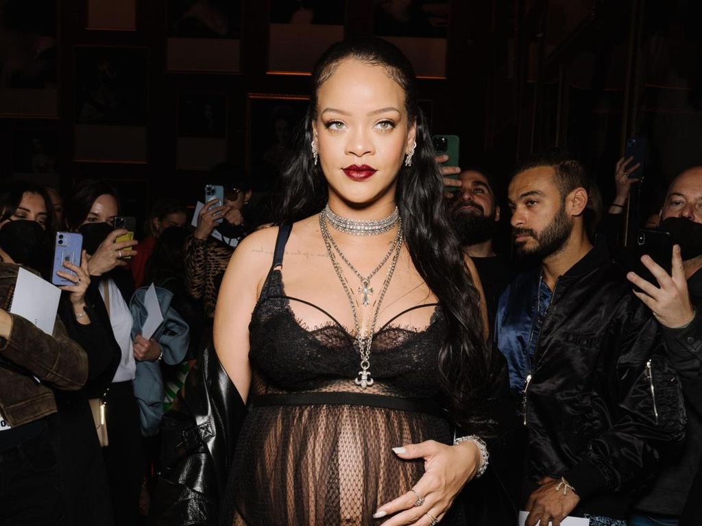 7 Gaya Rihanna Lagi Hamil Besar Pakai Lingerie di Fashion Show Dior