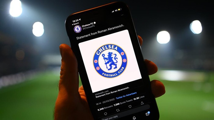 LUTON, ENGLAND - MARCH 02: A detailed view of a mobile phone which displays a club statement from Roman Abramovich prior to the Emirates FA Cup Fifth Round match between Luton Town and Chelsea at Kenilworth Road on March 02, 2022 in Luton, England. (Photo by Michael Regan/Getty Images)