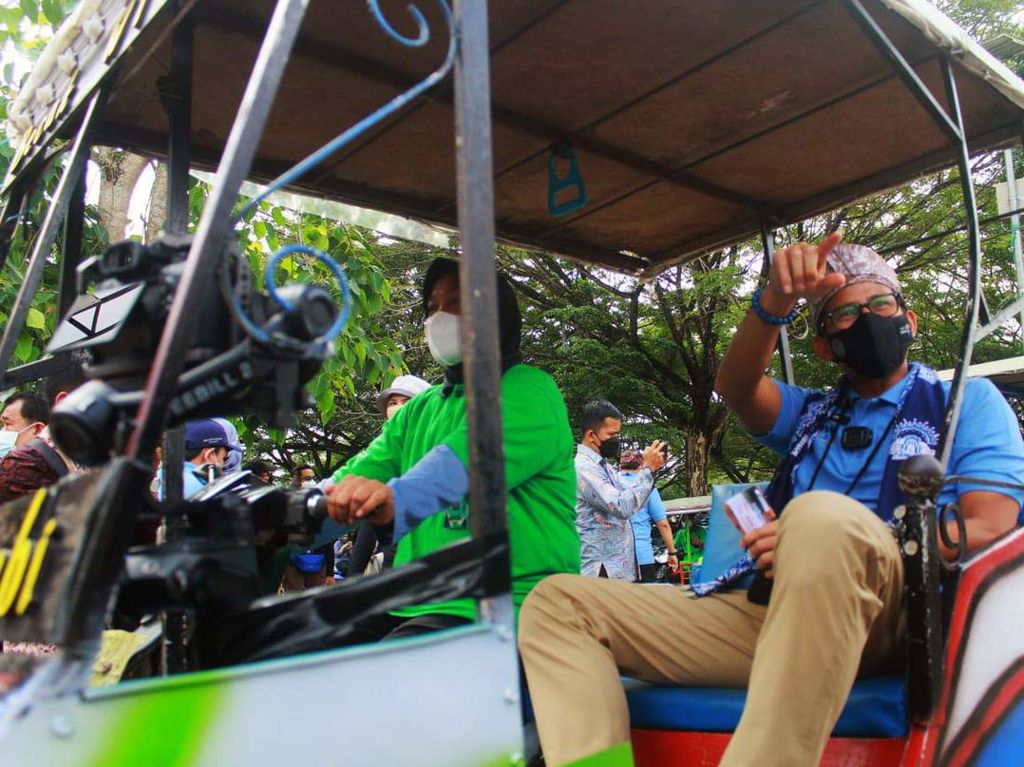 Momen Sandiaga Uno Naik Becak Motor Keliling Desa Wisata di Jambi