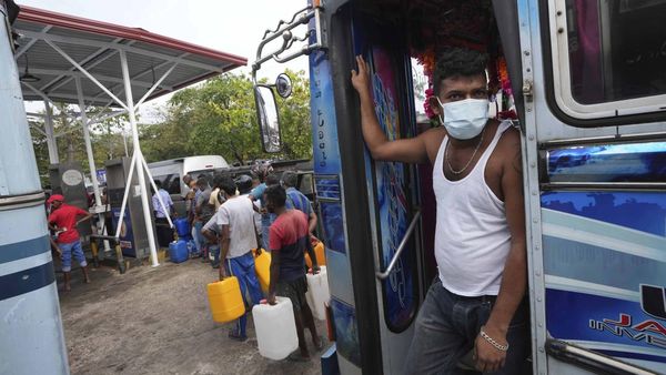 Sri Lanka Krisis BBM, Antrean Mengular di SPBU