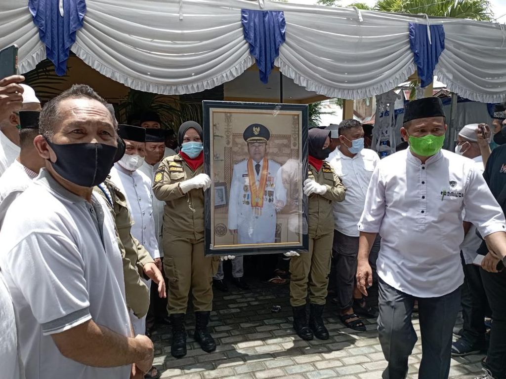 Bupati Gorontalo Utara Dimakamkan di Kompleks Makam Keluarga