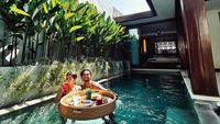 Manisnya Uus Nikmati Momen Floating Breakfast Bersama Istri