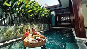 Manisnya Uus Nikmati Momen Floating Breakfast Bersama Istri