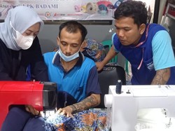 Geliat di Lapas Sukabumi, Napi Pria Kursus Jahit Bikin Taplak Meja