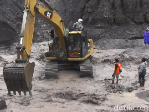 8 Warga Terjebak Lahar Dingin Semeru Dievakuasi Ekskavator