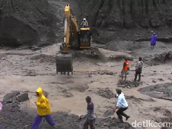 Dramatis! 8 Warga Terjebak Lahar Dingin Semeru Diselamatkan Ekskavator