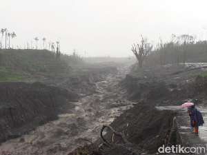 8 Warga Terjebak Banjir Lahar Gunung Semeru, Salah Satunya Bocah 8 Warga Terjebak Banjir Lahar Gunung Semeru, Salah Satunya Bocah