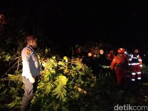 Longsor Timpa Ruas Jalan di Manado Sulut Tewaskan Seorang Pemotor Longsor Timpa Ruas Jalan di Manado Sulut Tewaskan Seorang Pemotor