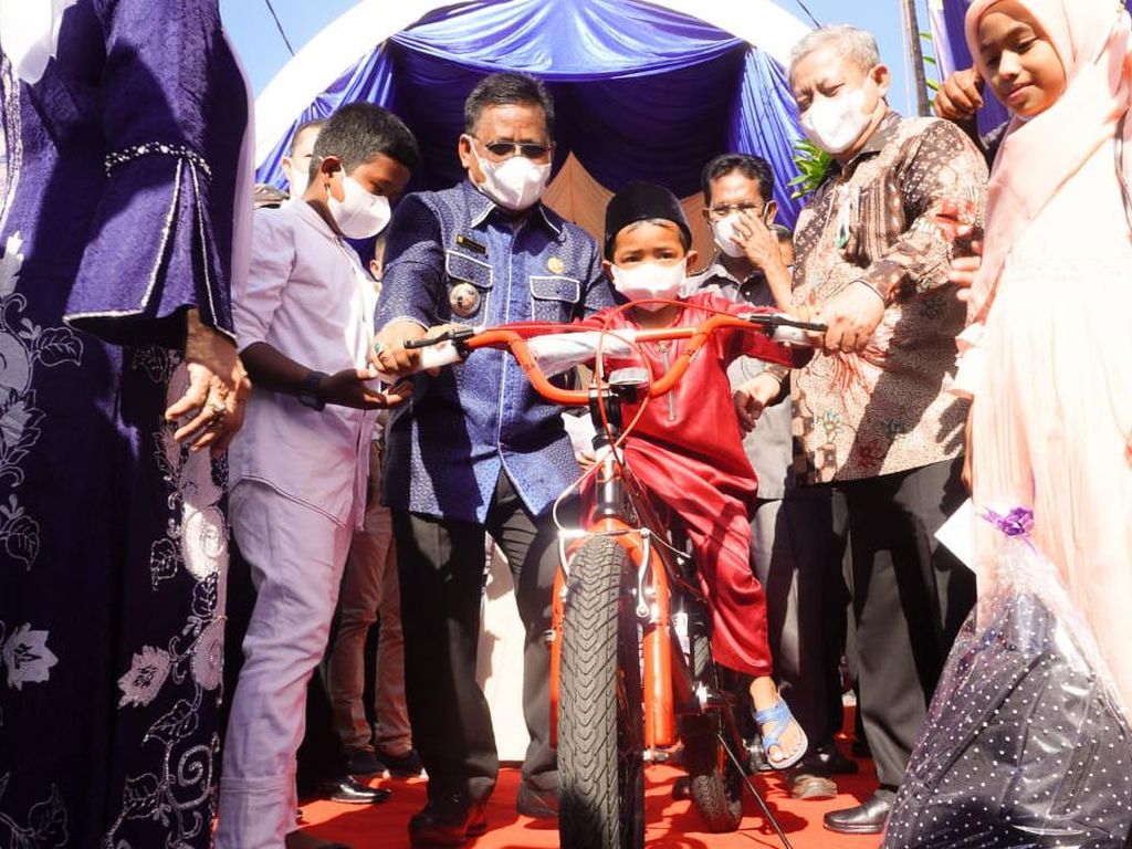 Aminullah Hadiahkan Sepeda Baru untuk 3 Anak Yatim & Rumah Layak Huni