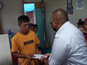 Andre Rosiade Bantu Korban Luka Bakar di Lima Kaum Tanah Datar Andre Rosiade Bantu Korban Luka Bakar di Lima Kaum Tanah Datar