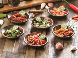Surga Pencinta Pedas! Tempat Makan Ini Sediakan 20 Aneka Sambal