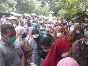 Potret Warga Pasuruan Antre Migor Murah, Desak-desakan hingga Bawa Anak