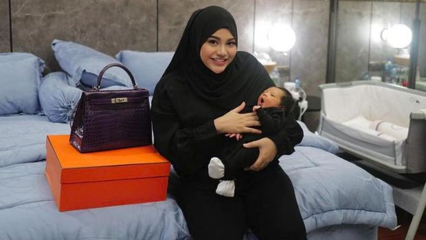 Aurel Hermansyah dapat tas dari Atta Halilintar.