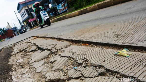 Awas! Jalan Beton Dekat Tol Brigif Depok Berlubang