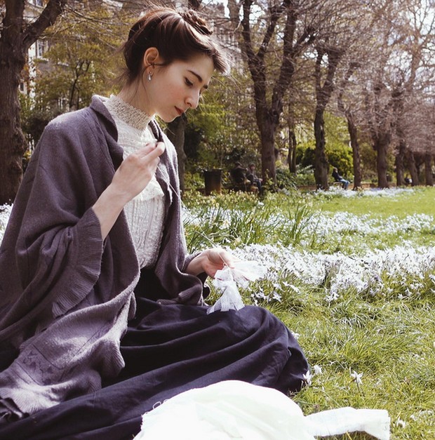 Bernadette tidak mempunyai banyak koleksi pakaian modern di lemarinya. Dia lebih sering membuat sendiri pakaiannya.