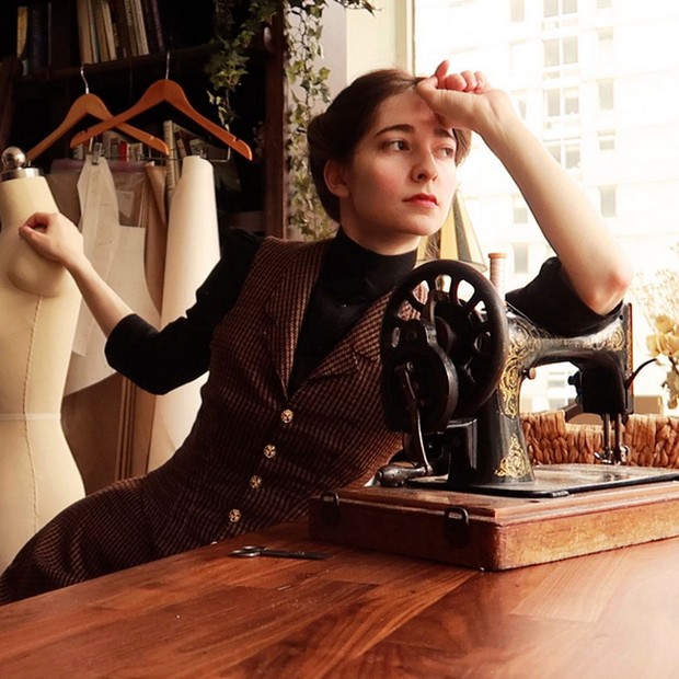 Saat membuat pakaian, Bernadette kerap menggunakan mesin jahit tua dan tehnik jahit tangan
