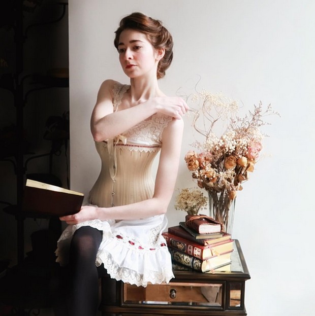 Bernadette Banner mengenakan korset sejak usia 14 tahun karena mempunyai masalah dengan tulang punggungnya