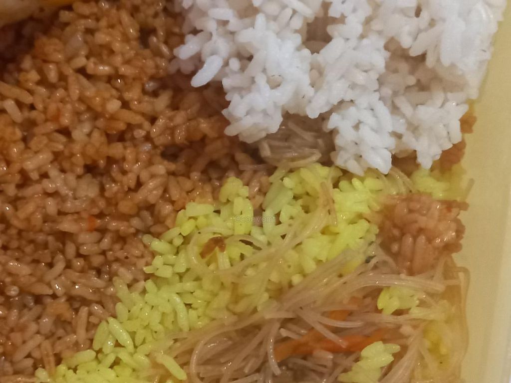 Bikin Begah! Bekal Makanan Ini Isinya Tiga Jenis Nasi yang Berbeda