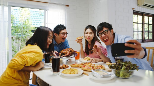 Coba ajak teman-teman ke rumah biar bisa menghemat.