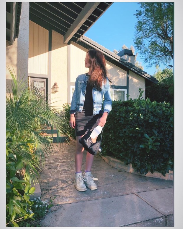 Ella Gross wearing dress and outer levis jacket/instagram.com/ellagross Ella Gross nampak casual mengenakan mini dress berwarna hitam dan outer levis jacket.
