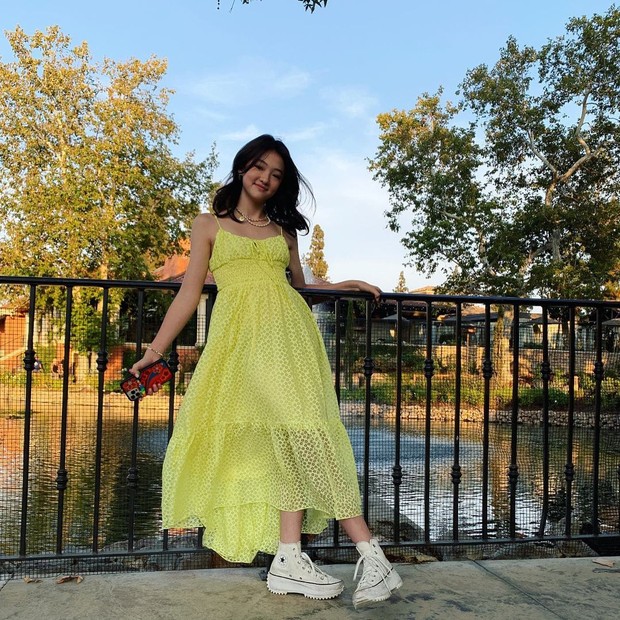 Ella Gross wearing yellow dress/instagram.com/ellagross Ella Gross nampak manis saat mengenakan gaun berwarna kuning cerah.