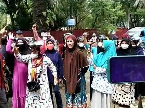 Kala Emak-emak Geruduk Bulog Sultra Gegara Kesal Tak Kebagian Minyak Goreng