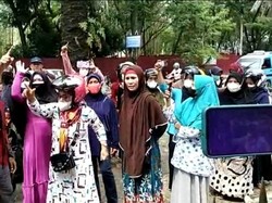 Kala Emak-emak Geruduk Bulog Sultra Gegara Kesal Tak Kebagian Minyak Goreng